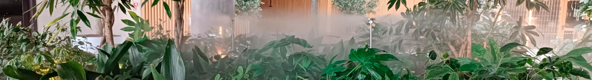 Увлажнение растений во фойе бизнес-центра форсунками высокого давления