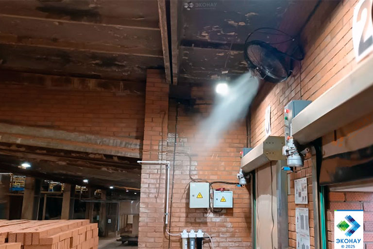 Форсунки распыляют мелкий туман для охлаждения места погрузки кирпича