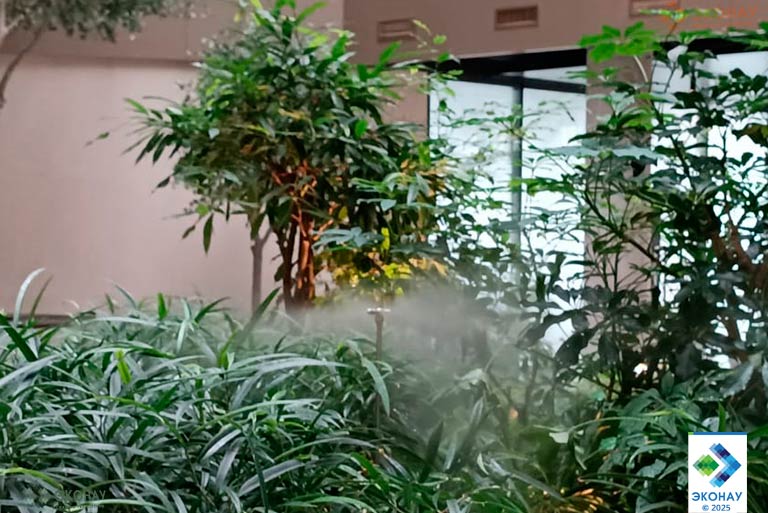 Туманообразующие форсунки для поддержания свежести растений в фойе